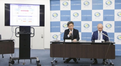 写真：ビザへの行政処分を発表した公取委幹部らによる記者会見＝２２日午後、東京都千代田区