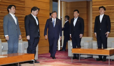 写真：閣議に臨む石破首相（中央）＝２２日午前、首相官邸