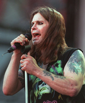 写真：米ニュージャージー州でブラック・サバスと公演するオジー・オズボーンさん＝１９９７年６月（ＡＰ＝共同）
