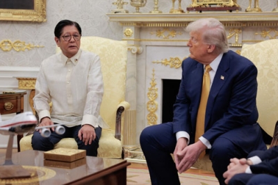 写真：米ホワイトハウスで会談するトランプ米大統領（右）とフィリピンのマルコス大統領＝２２日（ゲッティ＝共同）