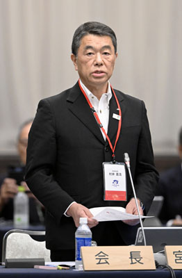 写真：全国知事会の全国会議であいさつする会長の村井嘉浩宮城県知事＝２３日午前、青森市