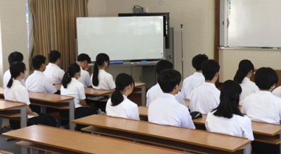 写真：校内放送での校長の講話に耳を傾ける生徒たち＝２３日午前、長崎県佐世保市