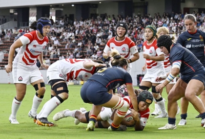 写真：スペイン代表とのテストマッチで攻め込むラグビー女子日本代表＝ミクニワールドスタジアム北九州