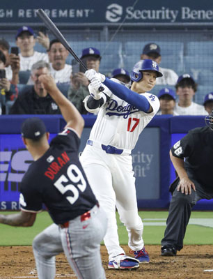 写真：ツインズ戦の９回、４試合連続本塁打となる２ランを放つドジャース・大谷。投手デュラン＝ロサンゼルス（共同）