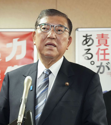 写真：自民党の麻生最高顧問、菅副総裁、岸田前首相との会談を終え、記者団の取材に応じる石破首相＝２３日午後、東京・永田町の党本部