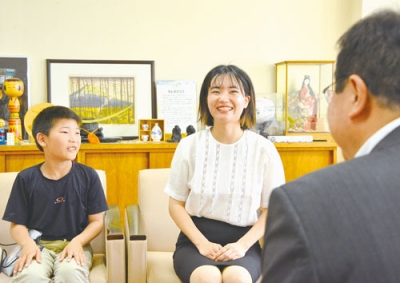 写真：小笠原市長に着任報告をする上山さんと優飛さん親子