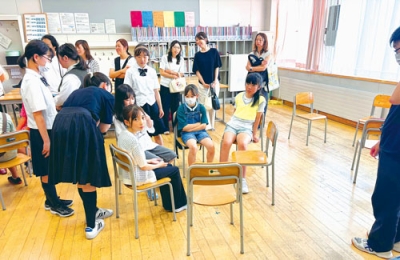 写真：英語でミニゲームを楽しむ子どもたち