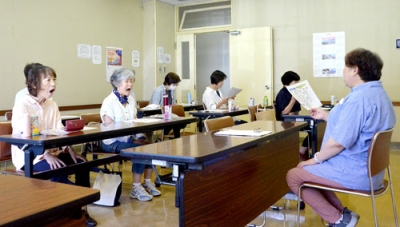 写真：嚥下体操の体験などを行った福祉協議会研修会