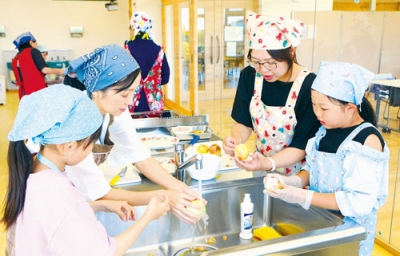 写真：えったま３３３の調理を楽しむ親子ら