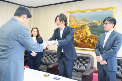 写真：寄付金を手渡す後藤田組合長（右から２人目）