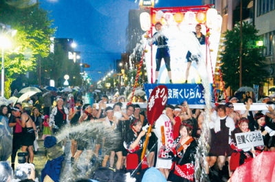 写真：担ぎ手の威勢の良いかけ声がまち中に響きわたる（昨年の室蘭ねりこみ）