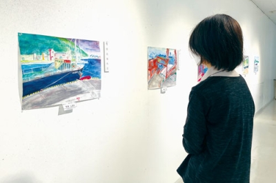 写真：子どもたちの力作２３点が並ぶ作品展