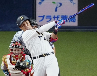 写真：３回全パ無死一、二塁、頓宮が左越えに３ランを放つ。捕手甲斐＝京セラドーム