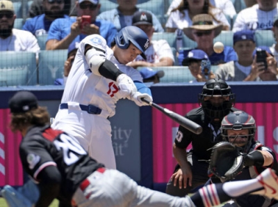 写真：ツインズ戦の１回、５試合連続本塁打となる３７号ソロを放つドジャース・大谷＝ロサンゼルス（共同）