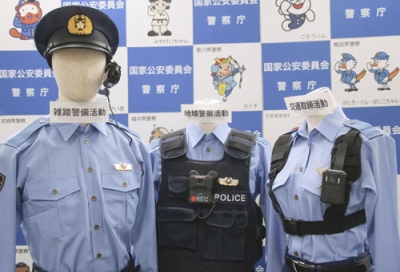 写真：１３都道府県警で試験運用が始まる「ウエアラブルカメラ」。警備、地域、交通の各部門に配備される＝１８日、警察庁