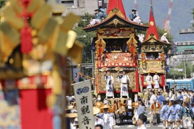 写真：祇園祭・後祭の「山鉾巡行」＝２４日午前、京都市中京区