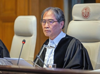写真： 気候変動を巡る勧告的意見を読み上げる国際司法裁判所の岩沢雄司所長＝２３日、オランダ・ハーグ（同裁判所提供・共同）