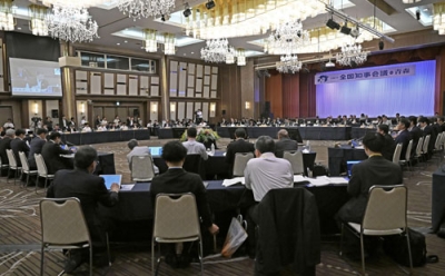 写真：青森市で開かれた全国知事会の２日目の全国会議＝２４日午前