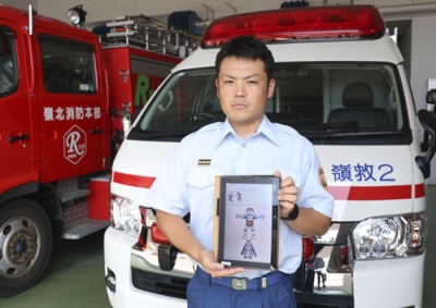 写真：ピクトグラムを用いた問診システムを考案した嶺北消防組合消防本部の嶋田誉之消防士長＝福井県坂井市