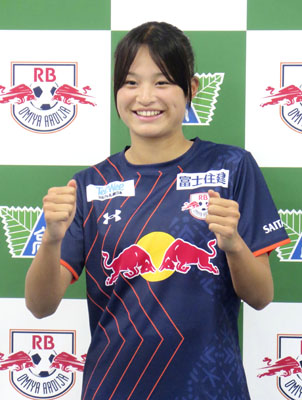 写真：サッカー女子ＷＥリーグの大宮とプロ契約を結び、記者会見でポーズをとる佐藤百音＝７月、埼玉県新座市