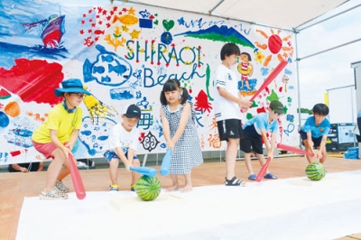 写真：海の家の開設を祝ったスイカ割り