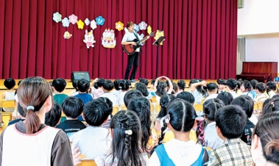 写真：園児を楽しませたＫＥＮＴＯさんのライブ