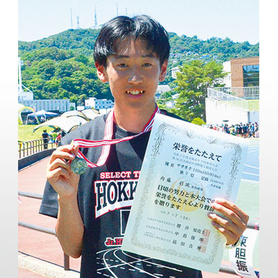 写真：男子１１０メートルハードル決勝で大会記録を超え、全国切符を手にした登別緑陽中３年の内藤選手