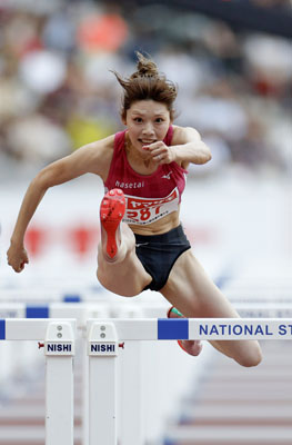 写真：日本選手権の女子１００メートル障害予選で力走する中島ひとみ＝７月、東京・国立競技場