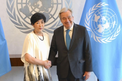 写真：国連のグテレス事務総長（右）と握手する東京都の小池百合子知事＝２４日、米ニューヨークの国連本部（共同）