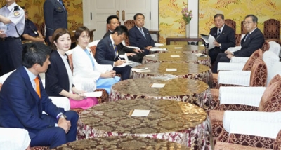 写真：与野党７党首との会談に臨む石破首相（右から２人目）＝２５日午前、国会