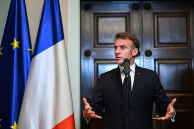 写真：記者会見するフランスのマクロン大統領＝２３日、ドイツ・ベルリン（ロイター＝共同）