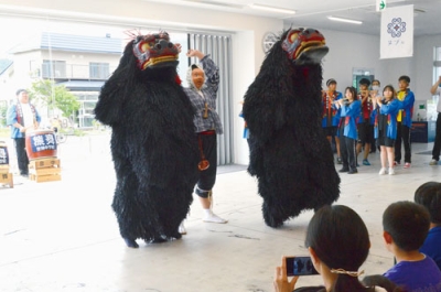 写真：会場を沸かせた登別中生徒による熊舞