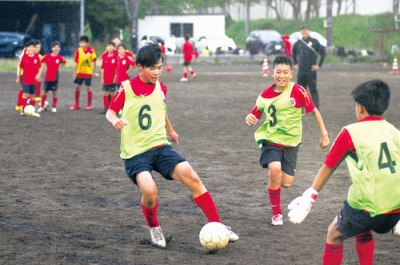 写真：全道大会に向けて練習に励むコンサ室蘭イレブン