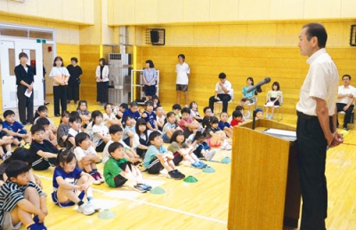 写真：多目的ホールで行った白蘭学園の終業式