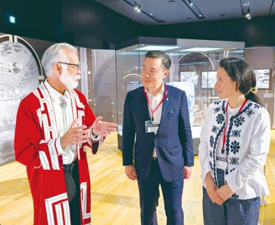 写真：野本館長の説明を受けるトヨトシ大使（中央）