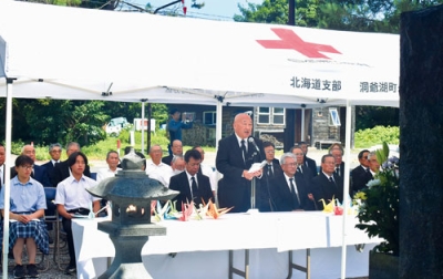 写真：洞爺地区の戦没者をしのび、式辞を述べる下道町長