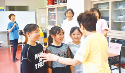 写真：いじめられっ子役に「一緒に遊ぼう」と声をかける児童
