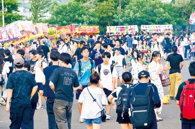 写真：天候に恵まれ、大勢の来場者でにぎわう大露店街
