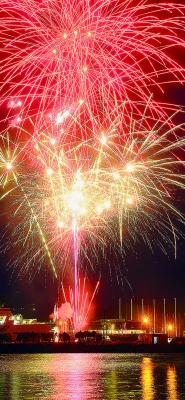 写真：創刊８０周年を祝うように大輪を咲かせる花火＝２５日午後７時５０分、海岸町