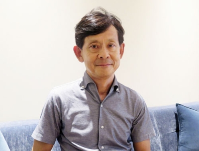 写真：取材に応じる利重孝夫氏