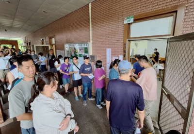 写真：２６日、台北市の投票所で列に並ぶ有権者ら（共同）