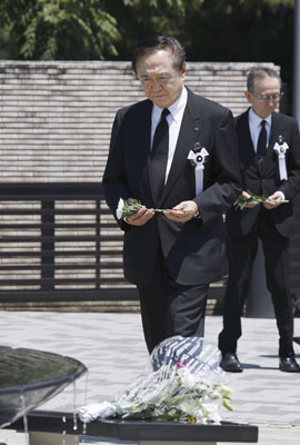 写真：津久井やまゆり園の「鎮魂のモニュメント」に献花する神奈川県の黒岩祐治知事＝２６日午前、相模原市