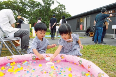 写真：縁日を楽しむ子どもたち