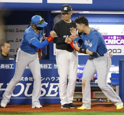 写真：オールスター第２戦で最優秀選手賞を受賞し、全パのコーチを務めた新庄監督（左）から祝福される日本ハムの清宮幸＝横浜