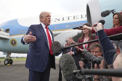 写真：２５日、英北部スコットランドの空港で記者団に話をするトランプ米大統領（ＡＰ＝共同）