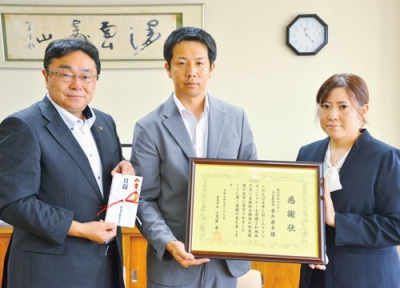 写真：カナデンの金井代表取締役（中）と矢吹あや総務部本部長（右）、小笠原春一市長