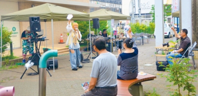 写真：Ｊポッパーしらいみささんのミニライブが行われた「夏・ナツ　アイランド」