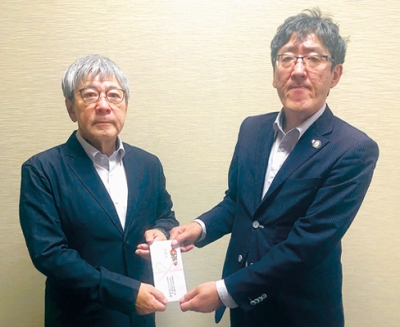写真：竹本校長（左）に寄付金を手渡す山田局長
