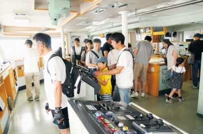 写真：操舵室を見学する市民ら