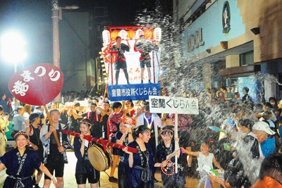 写真：最優秀梯団賞に輝いた室蘭市役所くじらん会＝２６日午後８時２０分、室蘭市中央町